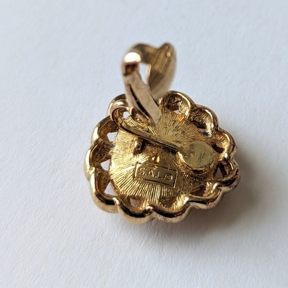 Swarovski S.A.L. Trillion Red Crystal Gold Rope Wrapped Clip-on Stud Earrings - Picture 7 of 8